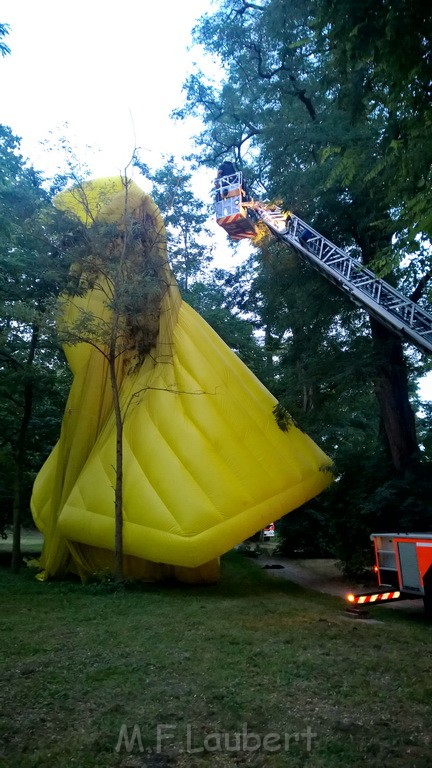 Heissluftballon im Baum Koeln Lindenthal Decksteiner Weiher P03.jpg
